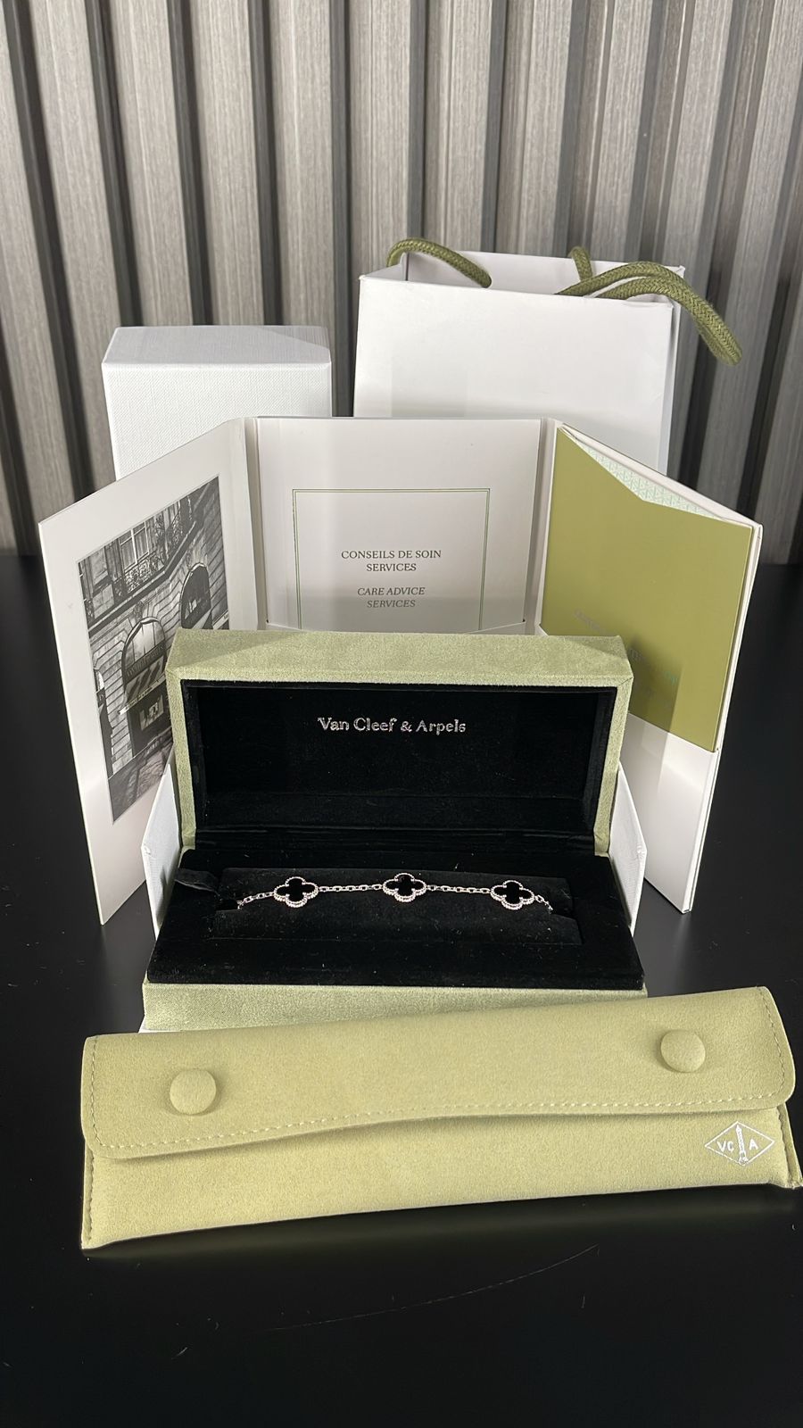 Pulso Tipo Van Cleef Plata .925 con baño de oro Negro Plata